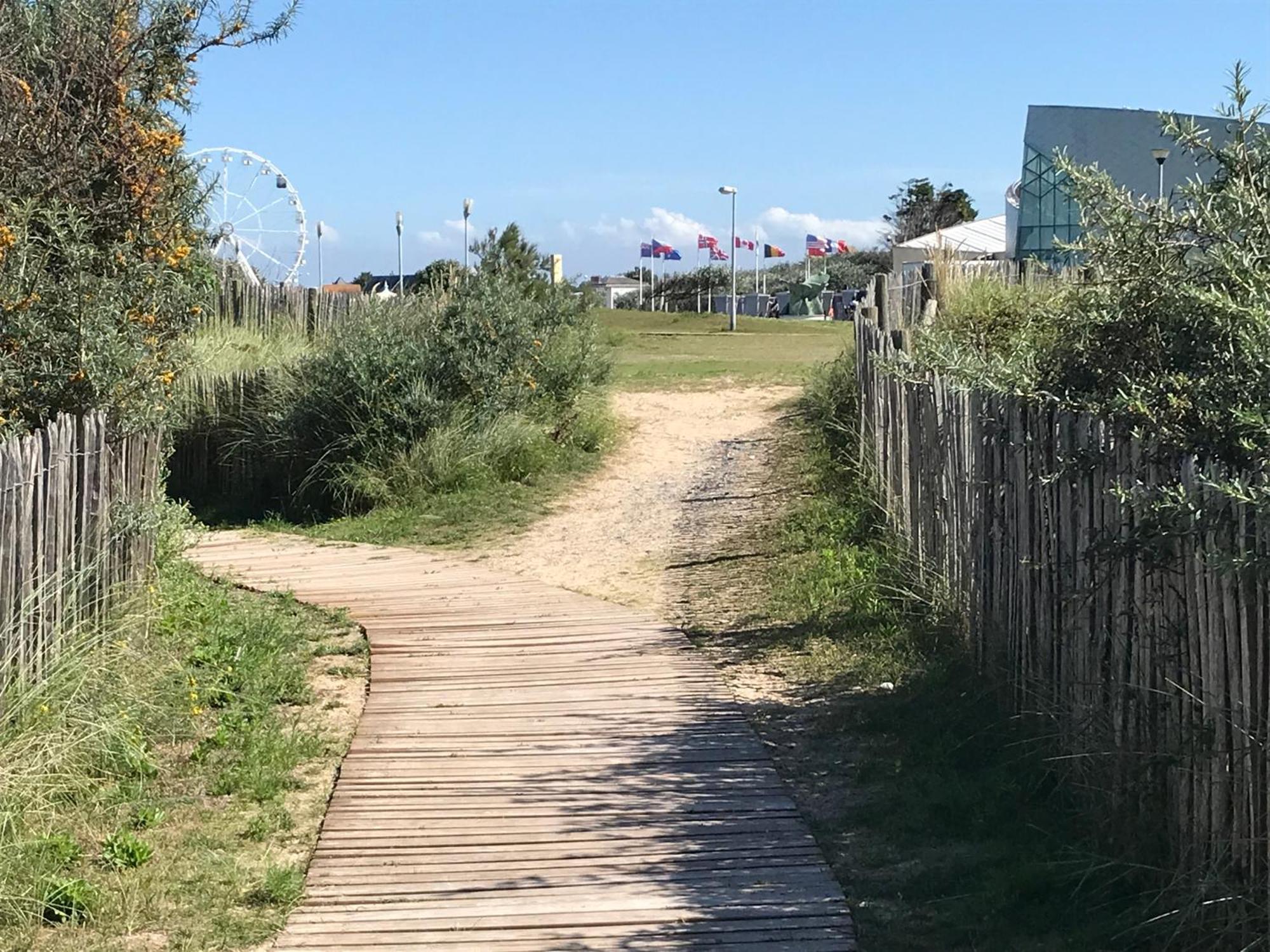 Bleu Sale - F2 Courseulles Avec Balcon Daire Dış mekan fotoğraf
